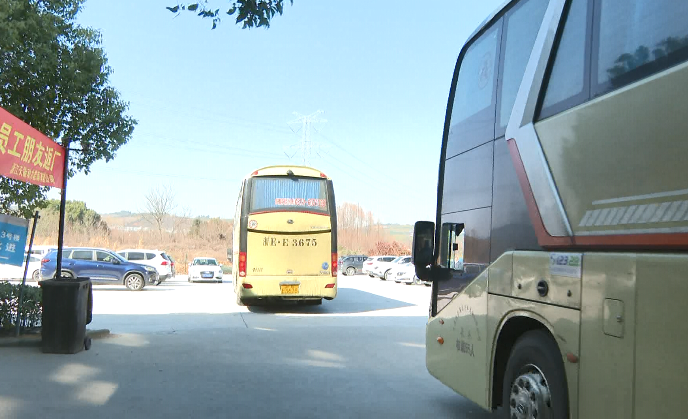 浙江新闻 | 长兴“复工专车”跨越3300多公里 101名企业员工坐专车返岗-媒体聚焦-天能控股集团 - 贡献绿色能源，，，，，，创立优美生涯。。。