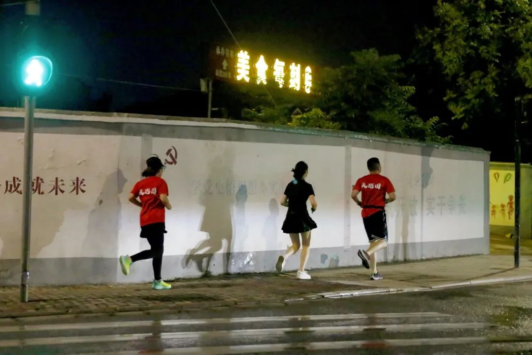 燃！追风向前，，，，能无限-新闻动态-天能控股集团 - 贡献绿色能源，，，，创立优美生涯。。。