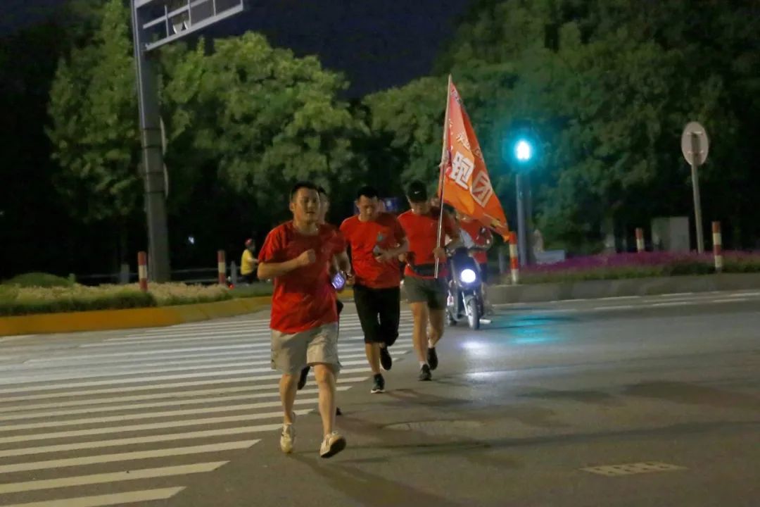 燃！追风向前，，，，能无限-新闻动态-天能控股集团 - 贡献绿色能源，，，，创立优美生涯。。。