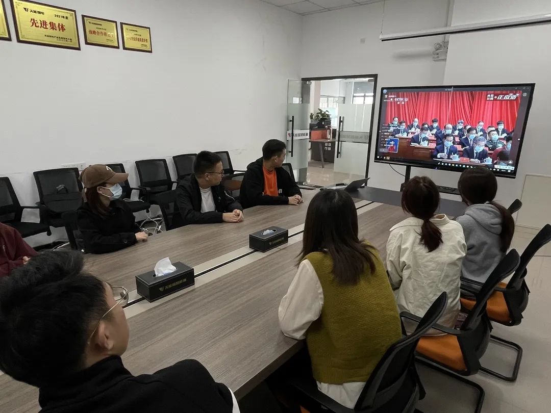 喜迎二十大｜天能控股集团党委组织党员收听收看党的二十大开幕会盛况-新闻动态-天能控股集团 - 贡献绿色能源，，，，，创立优美生涯。。。。。。